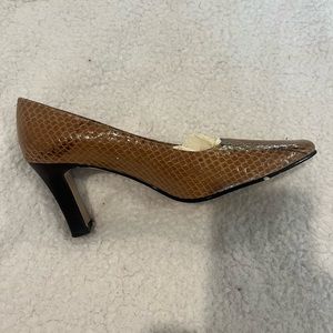 Beautiful leather snakeskin shiny close toe pump